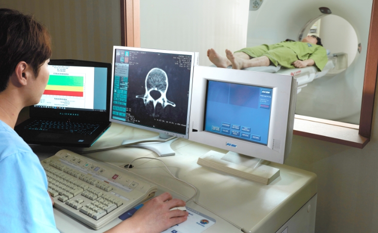 영상검사장비를 다루는 의료진