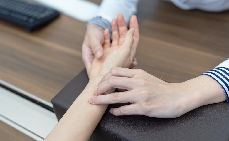 진맥 상담 하고 있는 의사