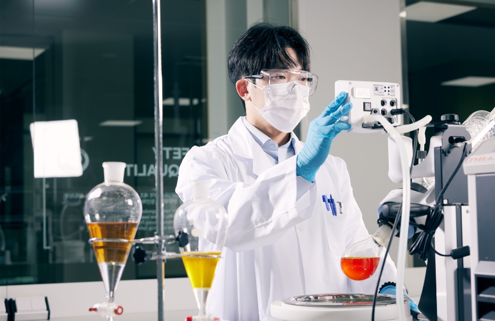 연구실에서 연구원들이 연구하는 모습