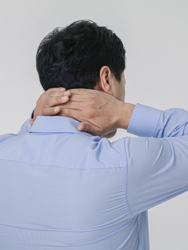 목을 부여 잡고 있는 직장인