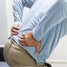 허리 통증으로 허리를 짚고 있는 사람 이미지