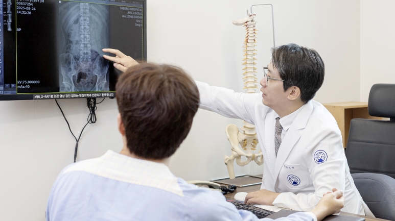 엑스레이를 보며 상담하는 의료진과 환자