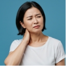 목 통증으로 목을 짚고 있는 여성