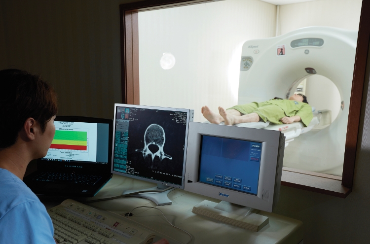 환자의 상태를 보고 있는 의사